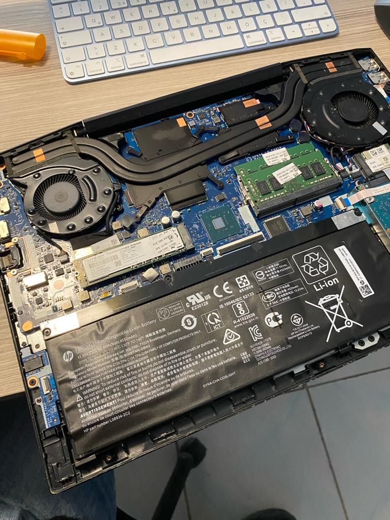 Entegre ayak ve hat onarımı yapılan HP laptopun iç donanımı; MKN Bilgisayar servis fotoğrafı.