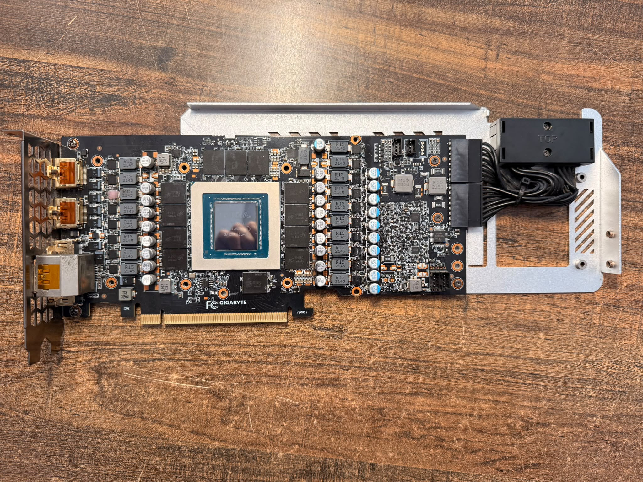 Serviste açılmış ekran kartının elektronik bileşen yüzü. Onarım çalışmasına ait orijinal fotoğraf.